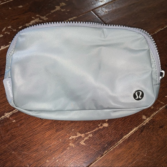 SOLD: Silver Drop EBB- Everywhere Belt Bag - Picture 2 of 6